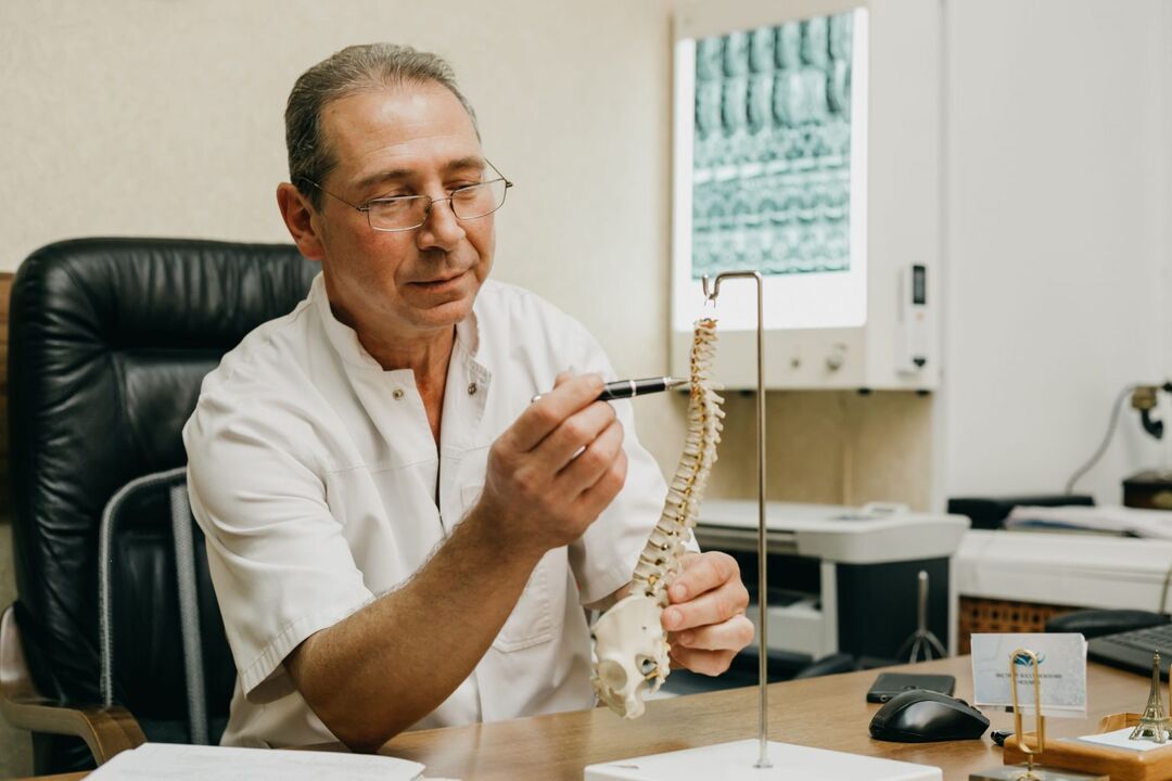 Der Arzt erklärt die Besonderheiten der Behandlung der Osteochondrose der Brustwirbelsäule.