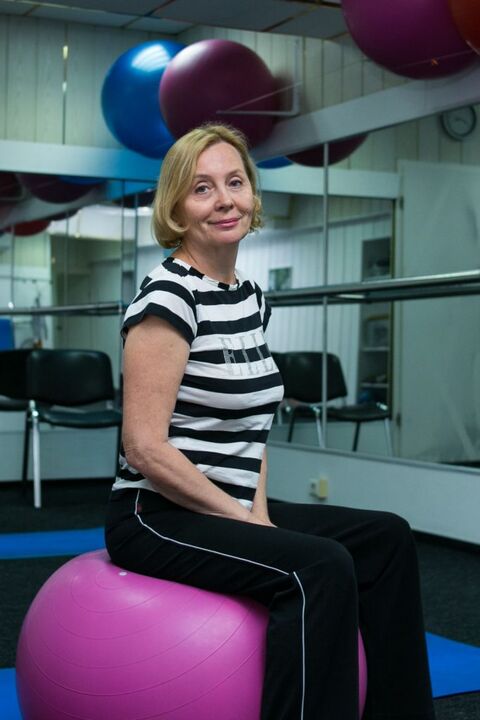 Frau mit thorakaler Osteochondrose nach Bewegungstherapie.