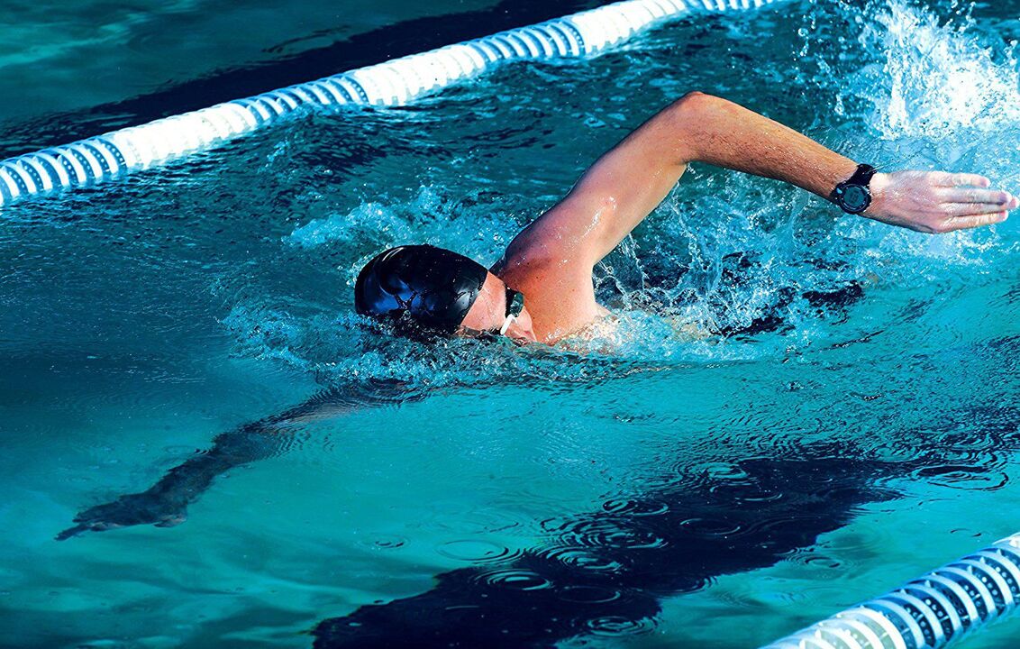 Schwimmen im Pool mit thorakaler Osteochondrose.